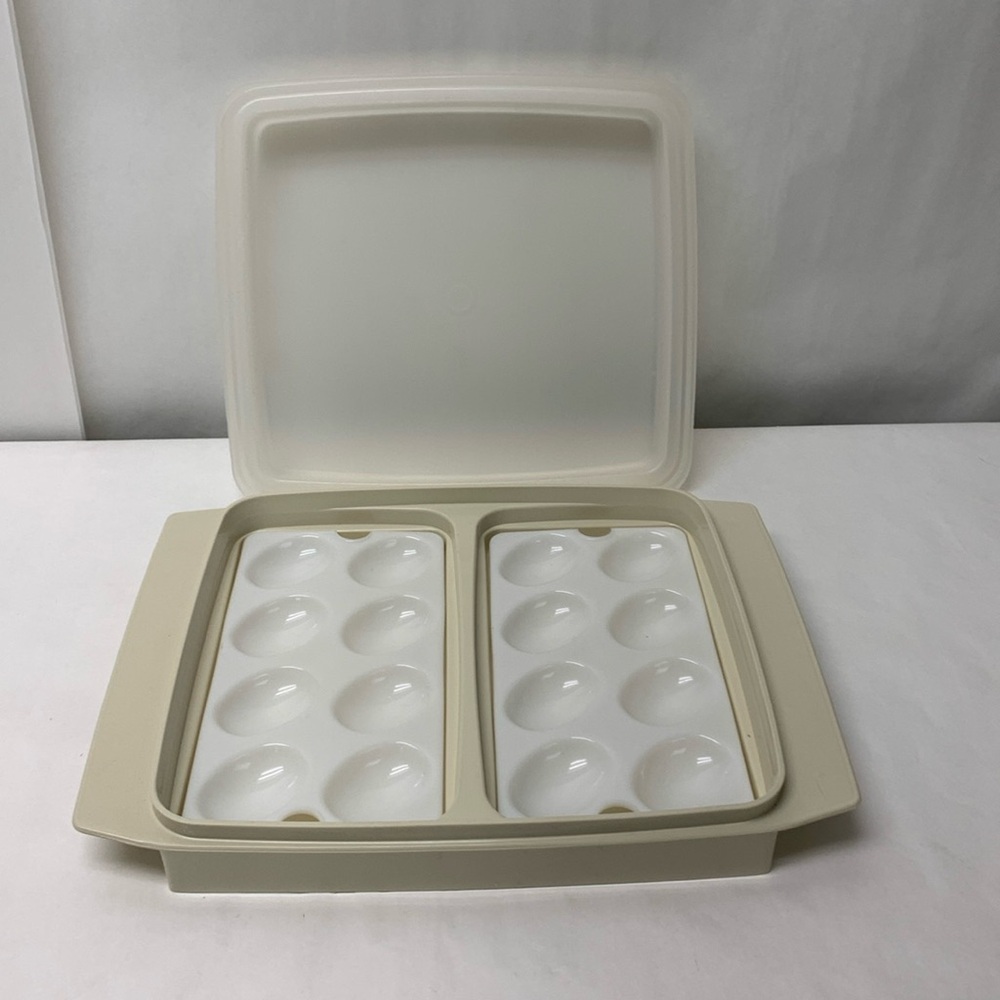 Vintage Tupperware deviled egg carrier keeper with lid and 2 inserts